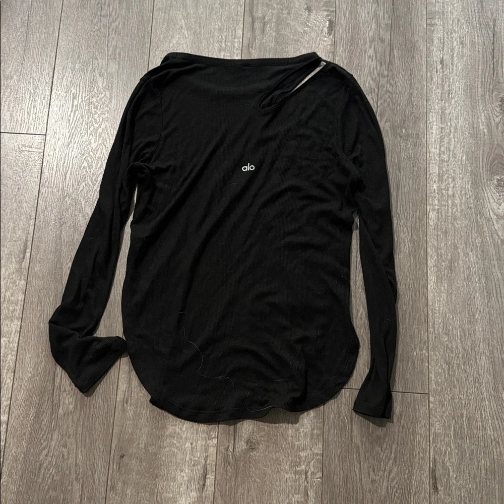 ALO YOGA Peak Cutout Long Sleeve T-Shirt - Black